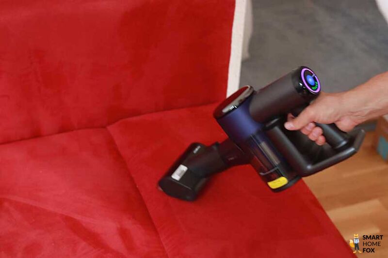 Sofa reinigen mit Tineco Pure One Station Polsterbürste